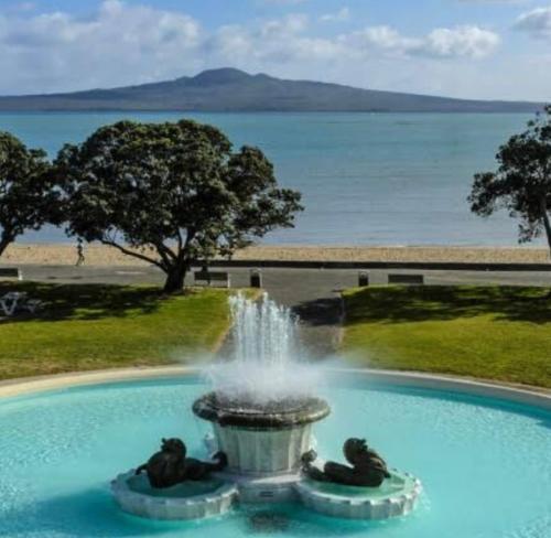 una fuente en medio de una piscina en Secluded Bays Home, en Auckland