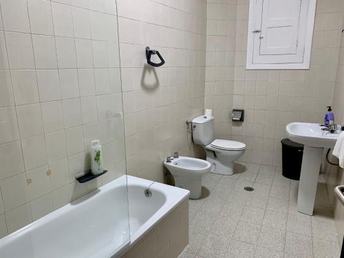 Un baño con bañera, inodoro y lavabo. en casa ribeiro 1, en Ribadavia
