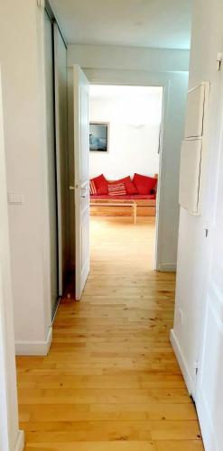 a hallway with a room with a couch in the background at Appartement n°75 : 4-6 personnes plages à pied in Capbreton