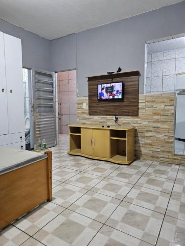 グアルーリョスにあるQUARTO ACONCHEGANTEのリビングルーム(壁にテレビ付)