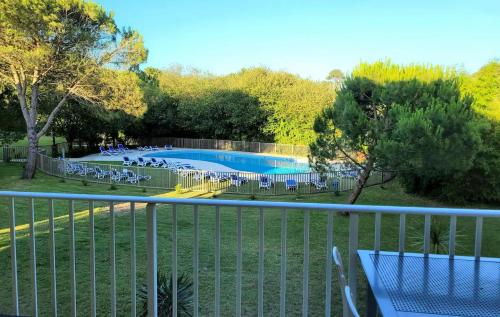 a view of a swimming pool from a balcony at Appartement n°75 : 4-6 personnes plages à pied in Capbreton