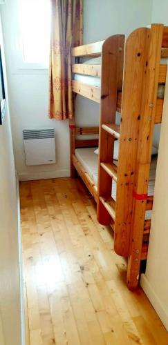 a room with two bunk beds and a wooden floor at Appartement n°75 : 4-6 personnes plages à pied in Capbreton