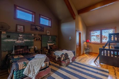Ένα ή περισσότερα κρεβάτια σε δωμάτιο στο Bailey's Creek Lodge
