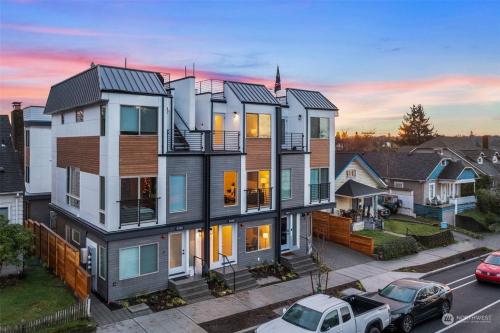 3BR 2.5BA ROOFTOP VIEW GREEN LAKE HIDEAWAY_3