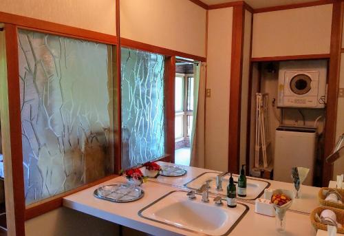 baño con lavabo y espejo grande en Forest Villa Shionine Kogen - Vacation STAY 45539v en Shiojiri