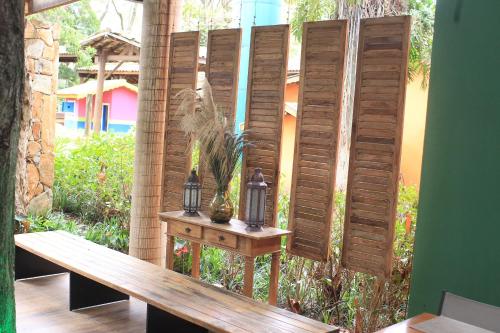 a wooden privacy fence with two lights on a bench at Hotel Fazenda Santa Monica in Louveira