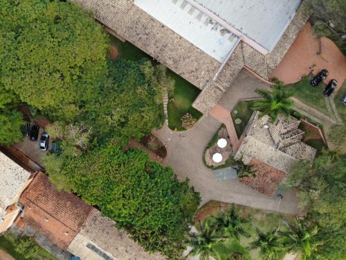 an overhead view of a yard with trees and a building at Hotel Fazenda Santa Monica in Louveira
