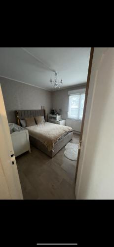 une chambre avec un grand lit et une fenêtre dans l'établissement Florange proche luxembourg, à Florange