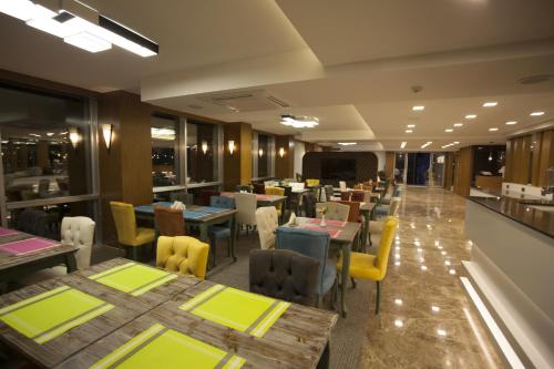 A restaurant or other place to eat at Giresun Sedef Hotel