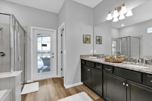 a bathroom with two sinks and a large mirror at Villa Grande in Orlando
