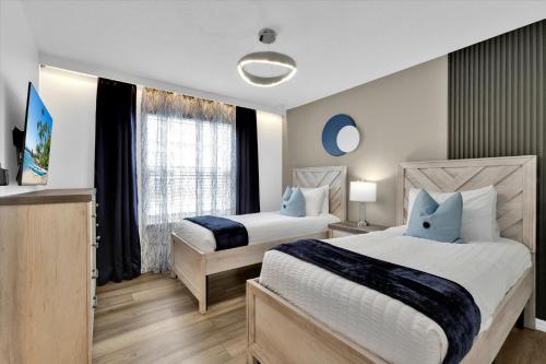 een hotelkamer met 2 bedden en een raam bij Villa Grande in Orlando