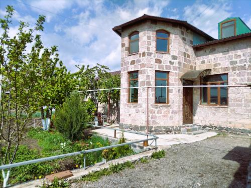 una casa in pietra con una recinzione di fronte di Green Gables a Martuni