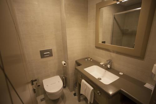 A bathroom at Giresun Sedef Hotel