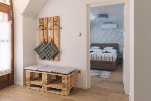una stanza con una panca e una camera da letto di Panorama Apartmanház a Badacsonytomaj