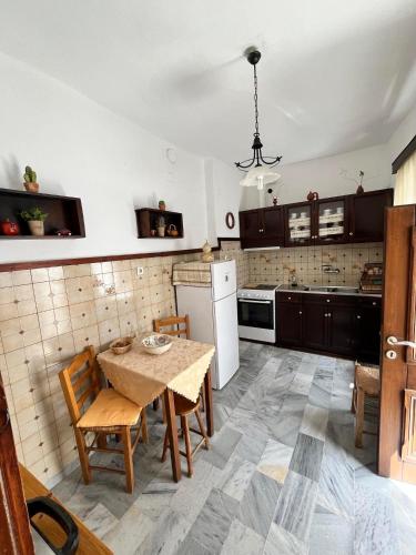 Кухня или мини-кухня в Partarolos Traditional House
