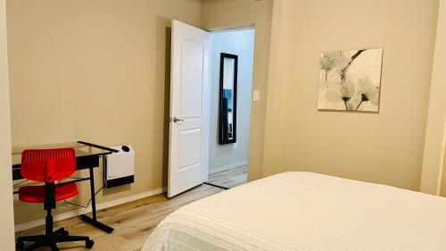 ヒューストンにあるGreat location in Midtown!のベッドルーム1室(ベッド1台、デスク、赤い椅子付)