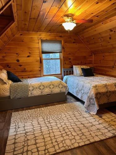 Una cama o camas en una habitación de Buck Ridge