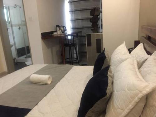sypialnia z łóżkiem z ręcznikiem w obiekcie Staybridge Hotel Galleria w mieście Francistown