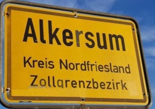 una señal amarilla que dice allezim istg istg istg en Friisk Aran, en Alkersum