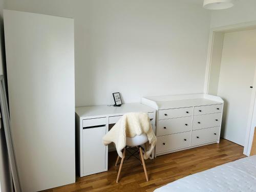 ein Schlafzimmer mit einem weißen Schreibtisch und einem Stuhl in der Unterkunft Deluxe in Burladingen