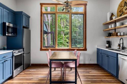 Η κουζίνα ή μικρή κουζίνα στο Beautiful Tiny House, Sauna, Mohican Getaway