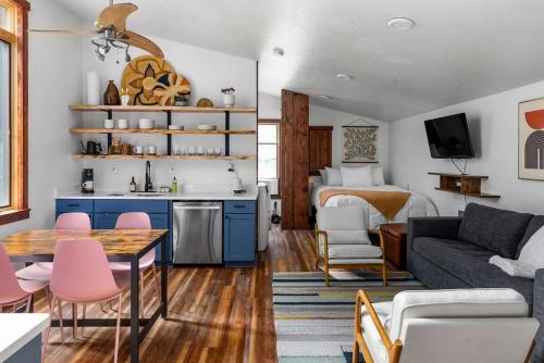Χώρος καθιστικού στο Beautiful Tiny House, Sauna, Mohican Getaway