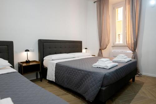 una camera con due letti e asciugamani sopra di Vatican 23 Museum Suites a Roma