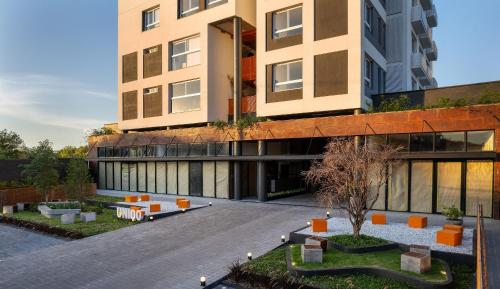 an apartment building with a courtyard in front of it at Morcelli Mobiliados - Uniqo Smart Living in Santa Maria