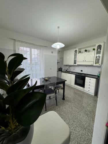 Brezza Di Mare Apartmentにあるキッチンまたは簡易キッチン
