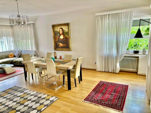 盧森堡的住宿－Rue Des Glacis Limpertsberg，客厅配有桌椅和沙发