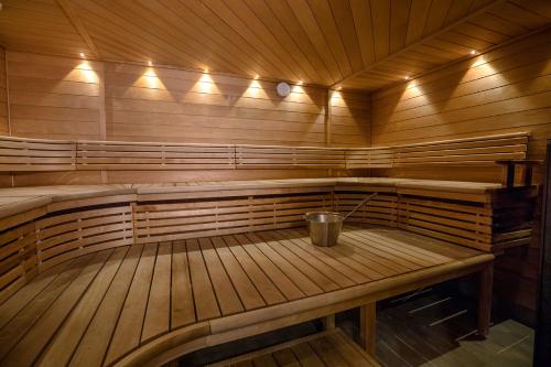 an empty wooden sauna with a bucket in it at Hotelli Toivola in Kemi