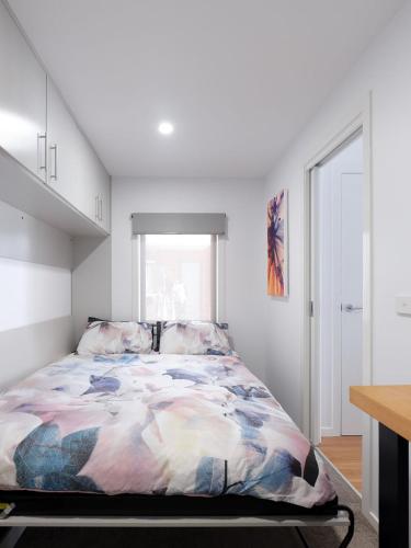 Postel nebo postele na pokoji v ubytování North Hobart townhouse close to the action