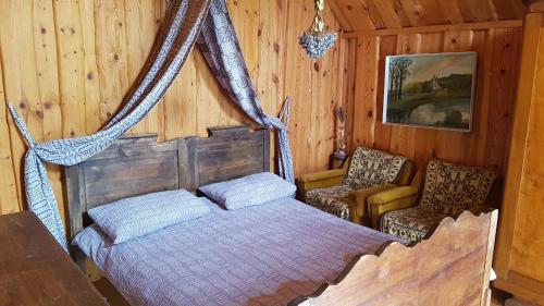 a bedroom with a bed and a chair at Oreivių užuovėja in Keymintse