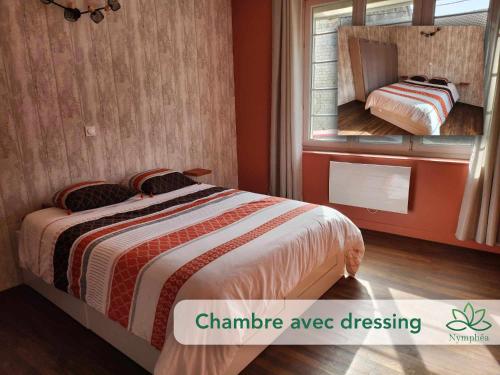 ein kleines Schlafzimmer mit einem Bett und einem Fenster in der Unterkunft Logement cocooning Indépendant avec Salle de jeux in Chémery
