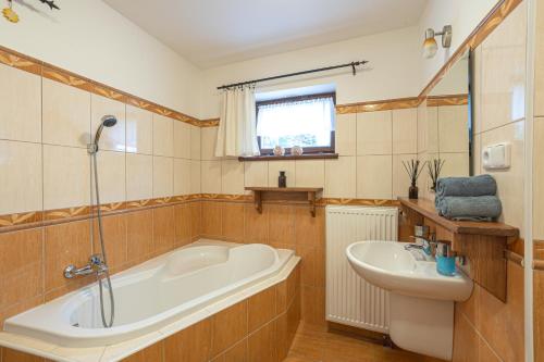 Bathroom sa Chalupa Maršovka