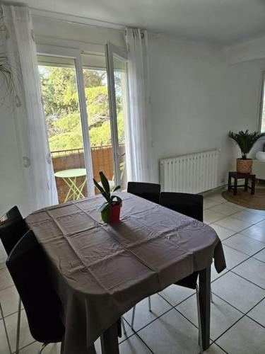 une table de salle à manger avec une nappe dessus dans l'établissement Le Triolet, à Sète