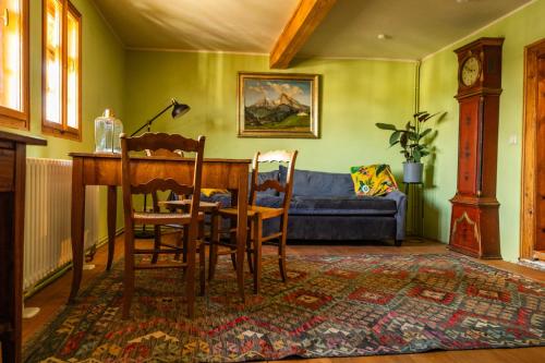 a living room with a table and chairs and a couch at Landhausromantik pur in Kirchheim