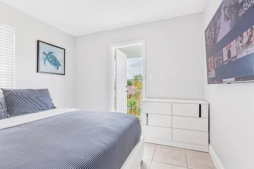 a white bedroom with a bed and a window at Annas Peaceful Retreat Luxury Suite in Fort Lauderdale