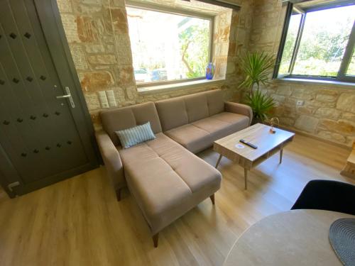 Ruang duduk di Kastro Stone House II