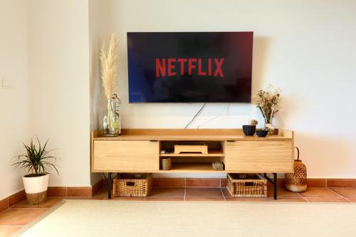 サグントにあるCasa frente al mar con piscina privadaの壁掛けテレビ付きエンターテイメントセンター