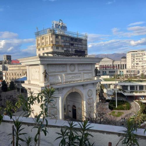 斯科普里PORTA CENTER APARTMENT的一座城市中心带塔的建筑