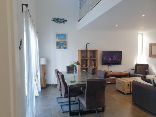 Photo de la galerie de l'établissement Villa avec jardin, accès plage à pied, à Sète