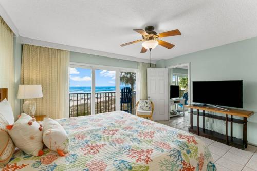 パナマ・シティ・ビーチにあるCommodore 201の海の見えるベッドのある寝室