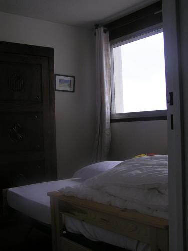 une chambre avec un lit et une fenêtre dans l'établissement vue sur le bassin d'arcachon, à Arcachon