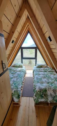 Vila Vuk في زبلجك: غرفة بها سريران في العلية