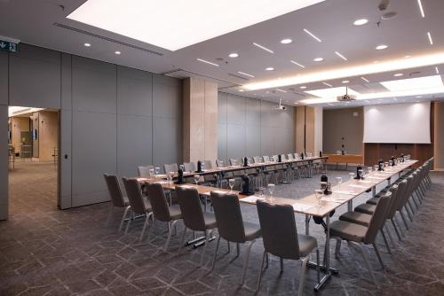 Zona business o sala conferenze di Crowne Plaza Athens City Centre by IHG