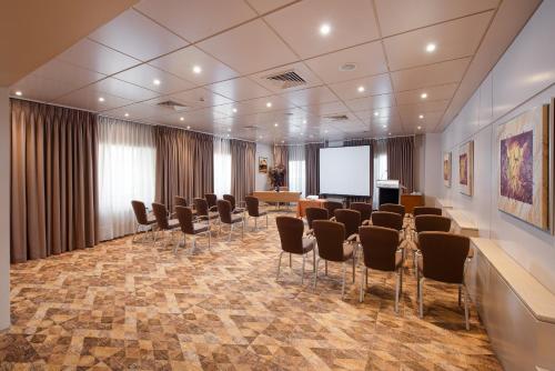 Zona business o sala conferenze di Crowne Plaza Athens City Centre by IHG