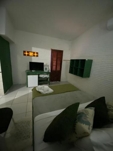 een woonkamer met een bank en een bureau bij Pousada La Luna in Paracuru