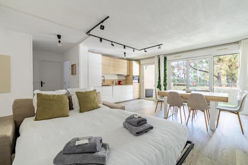 - une chambre avec un grand lit et une salle à manger dans l'établissement Montfleury cannes, à Cannes