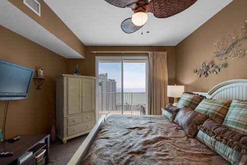 um quarto com uma cama e uma televisão de ecrã plano em Ariel Dunes I 1404 em Destin